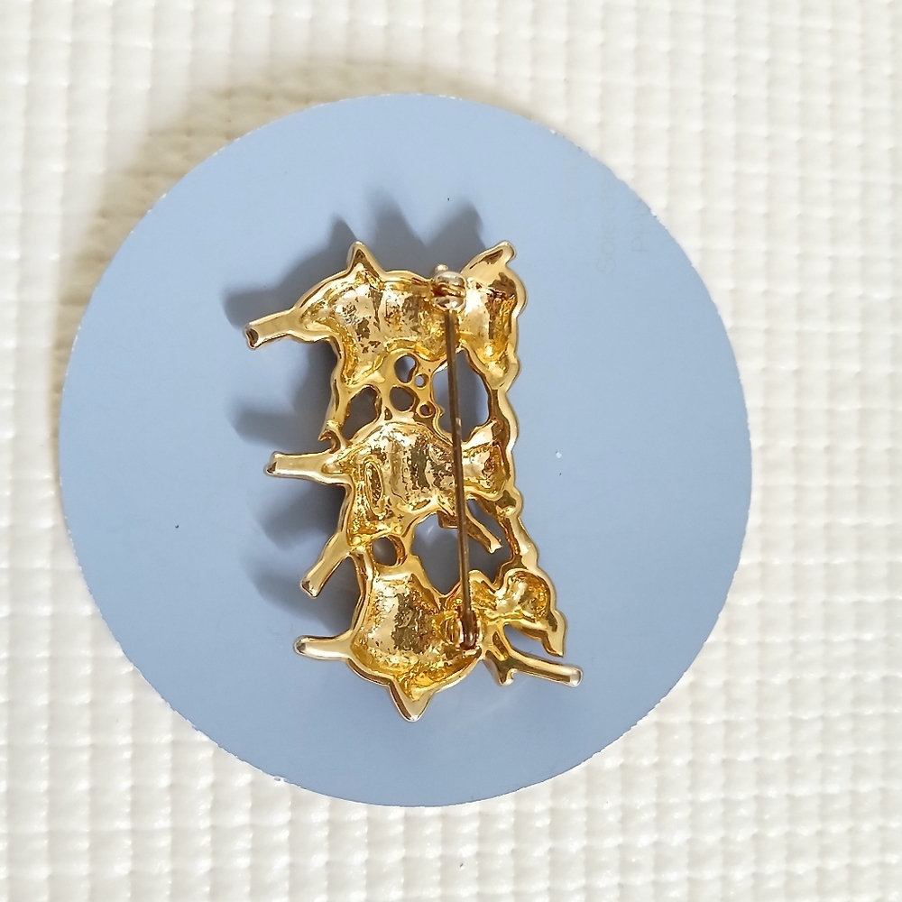 Vintage gold tone Dancing Pigs Brooch, happy pigs, festive, large, mint - Picture 2 of 4